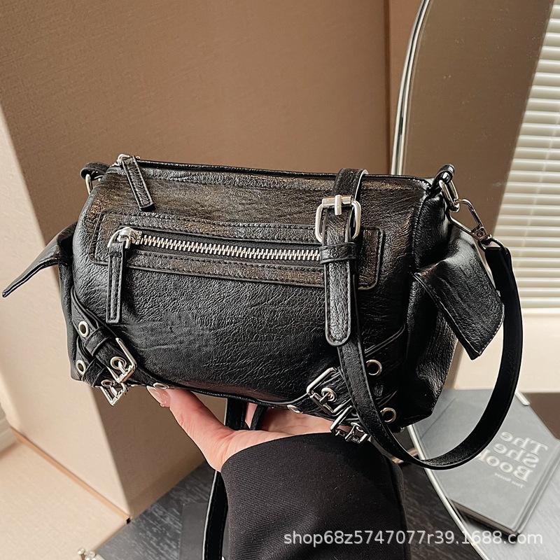 Large capacity bag women's autumn and winter 2025 new fashion niche design one-shoulder crossbody bag retro versatile pillow bag