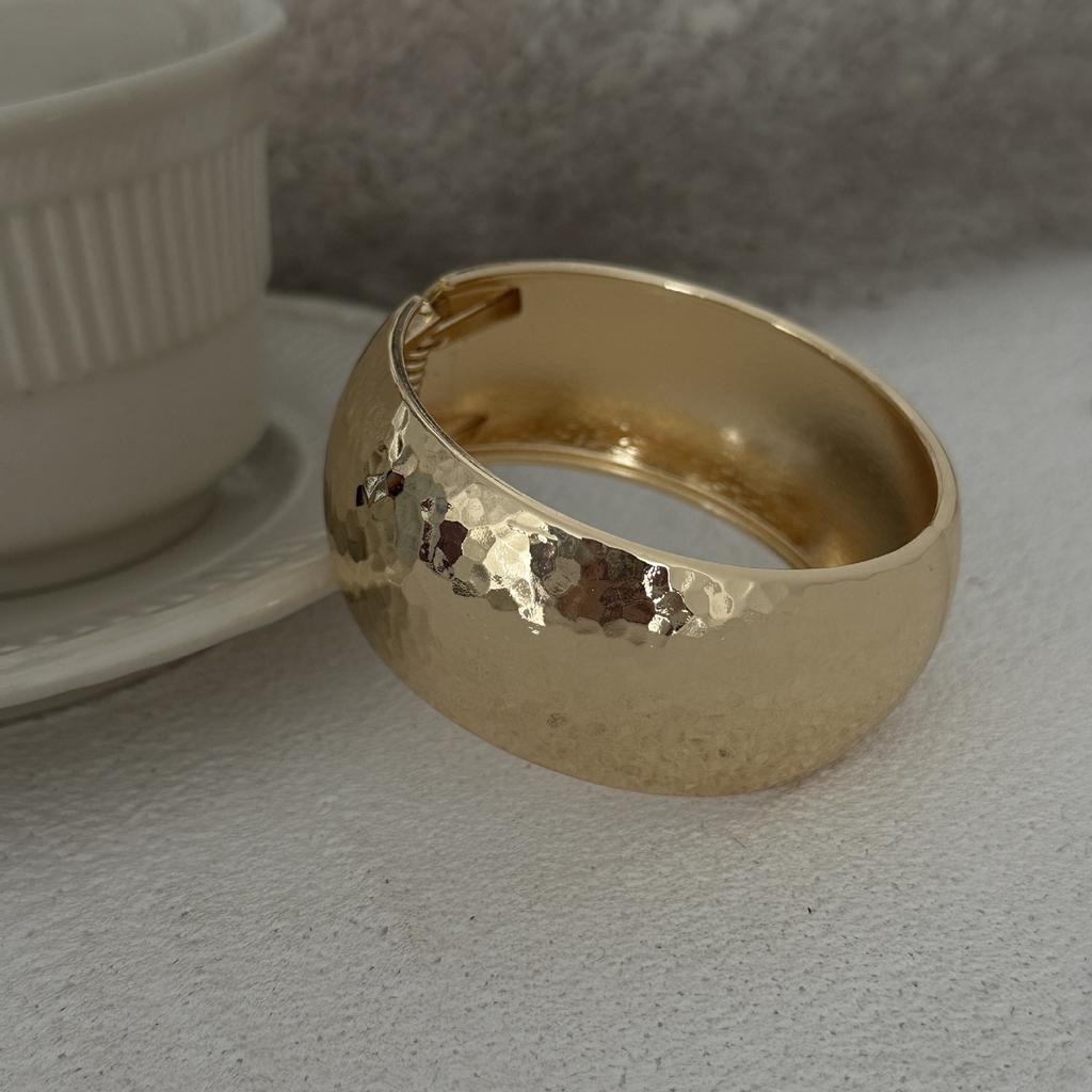 Design Sense Fashion Trend Metal Smooth Surface, Water Drop Hug Bracelet Spring Bracelet