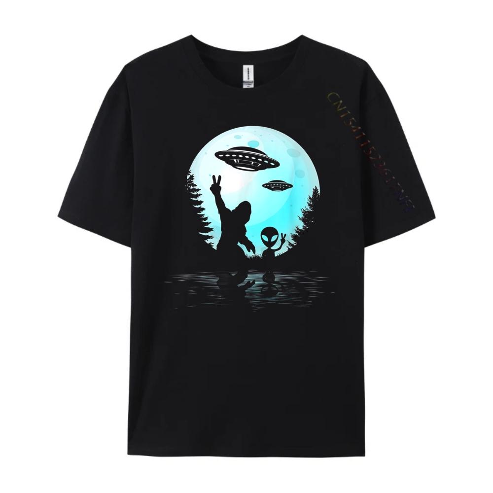 Alien And Bigfoot Full Moon Sasquatch UFO Vintage T Shirt Men Printed TShirt High Quality Graphic Clothes