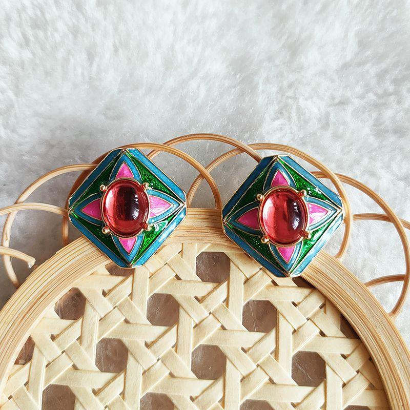 

Niche Style Retro Court Red Gem Elegance Female Stud Earrings Silver needle (green)