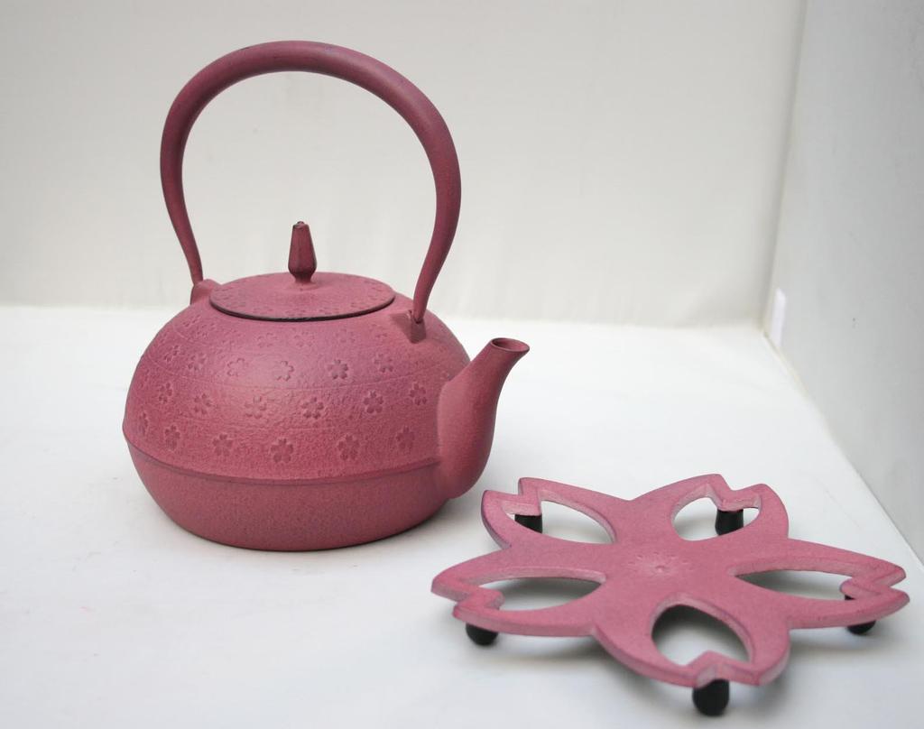 Ikenaga Ironworks Nanbu Iron Kettle, Gardenia and Cherry Blossom Pattern, Pink