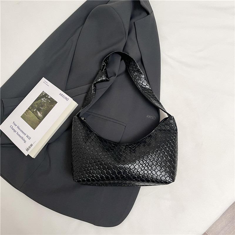 

New casual retro large capacity solid color popular fashion simple personality shoulder armpit commuter bag