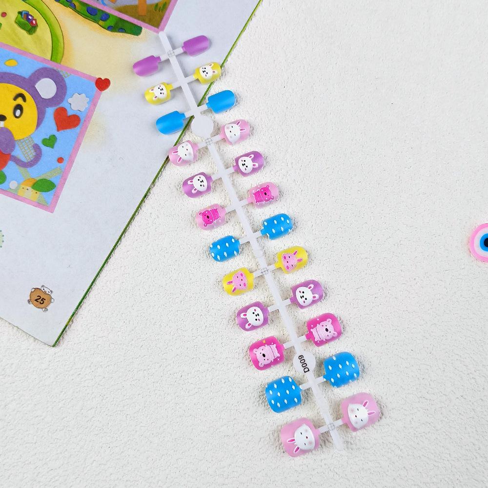 

24 шт., короткие ногти для детского маникюра, милые тисненые цветные наклейки для дизайна ногтей с мультяшным рисунком