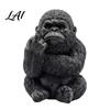 Trendiges Spoof-Geschenk für Freunde Lustige Mittelfinger-Gorilla-Statue Harz Sitzende Schimpansen-Figur Miniatur-Gestenfigur Tier-Skulptur