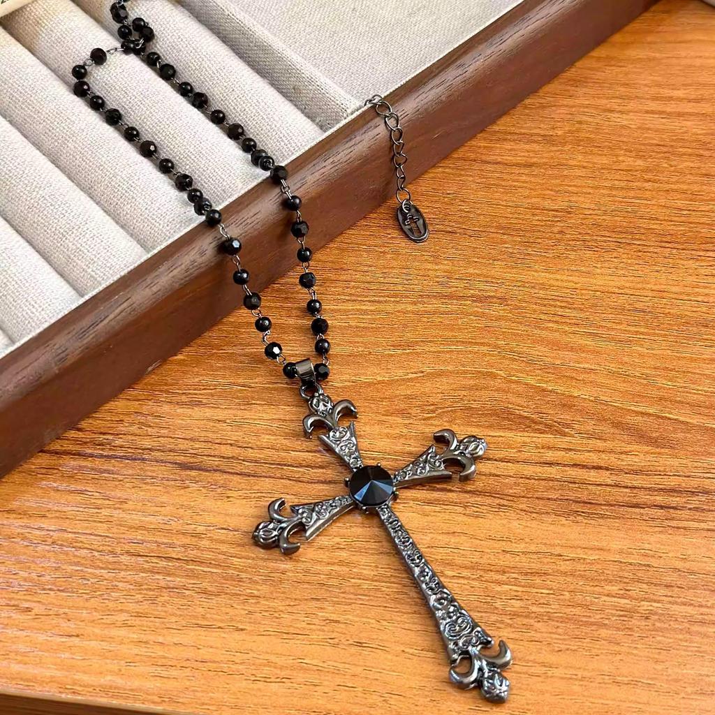 Retro Round Resin Necklace: Versatile, Fashionable High-End Clavicle Chain for Women