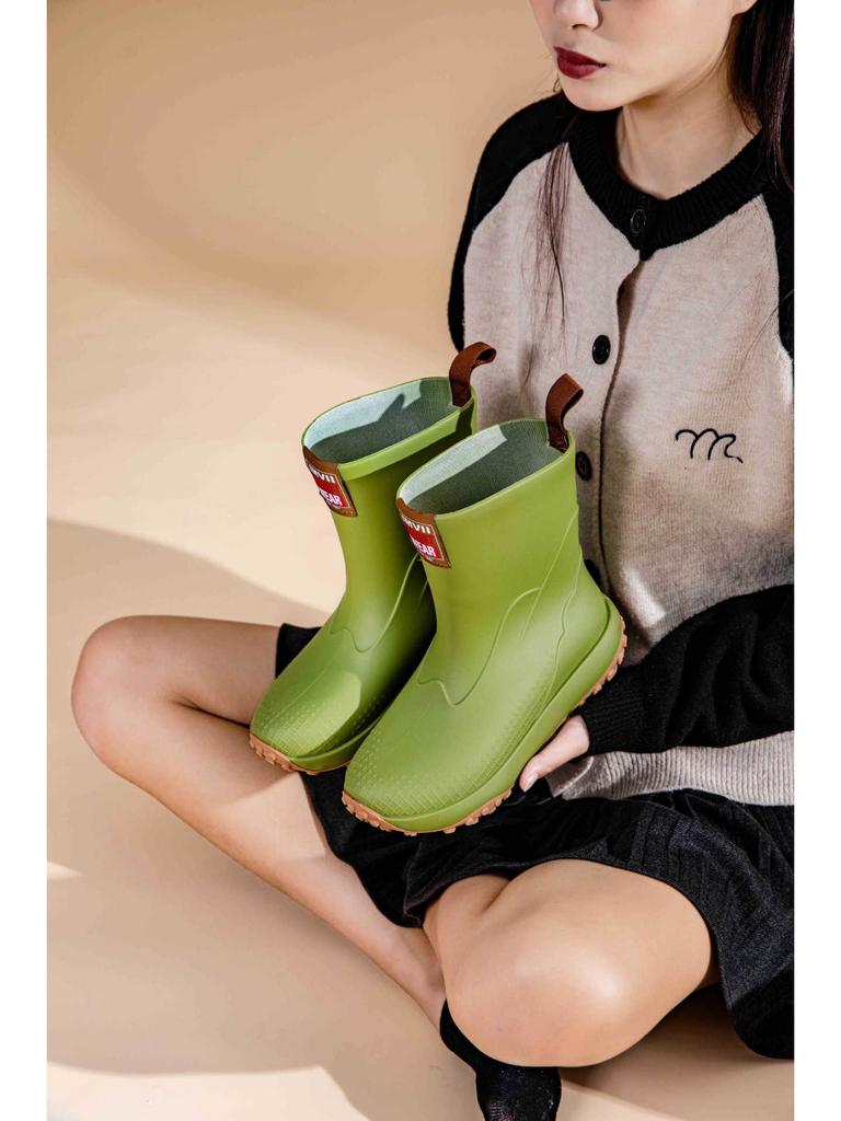 Unisex Baby-Regenstiefel - Kurz, Rutschfest, Winddicht, Aus einem Stück geformtes Gummi mit warmem Kordelzug am Knöchel.