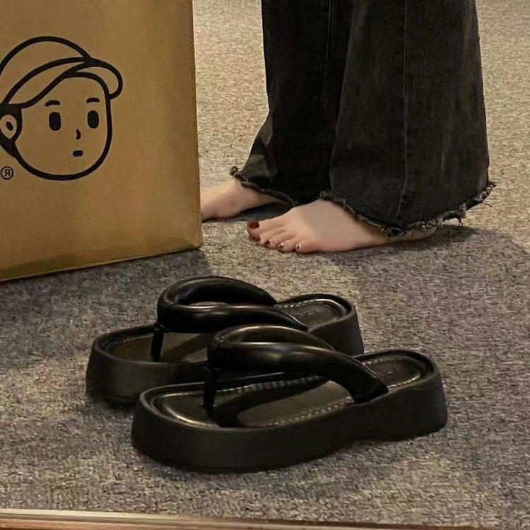 

Korean version of height-increasing cool slippers women s 2025 summer new Internet celebrity high-end muffin thick-soled toe flip-flops shoes 40