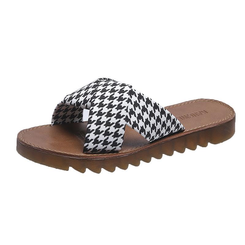 

Internet celebrity flat-bottomed fashion cool slippers women s 2025 new summer new INS trendy thick-soled outer wear super fire beach shoes 40