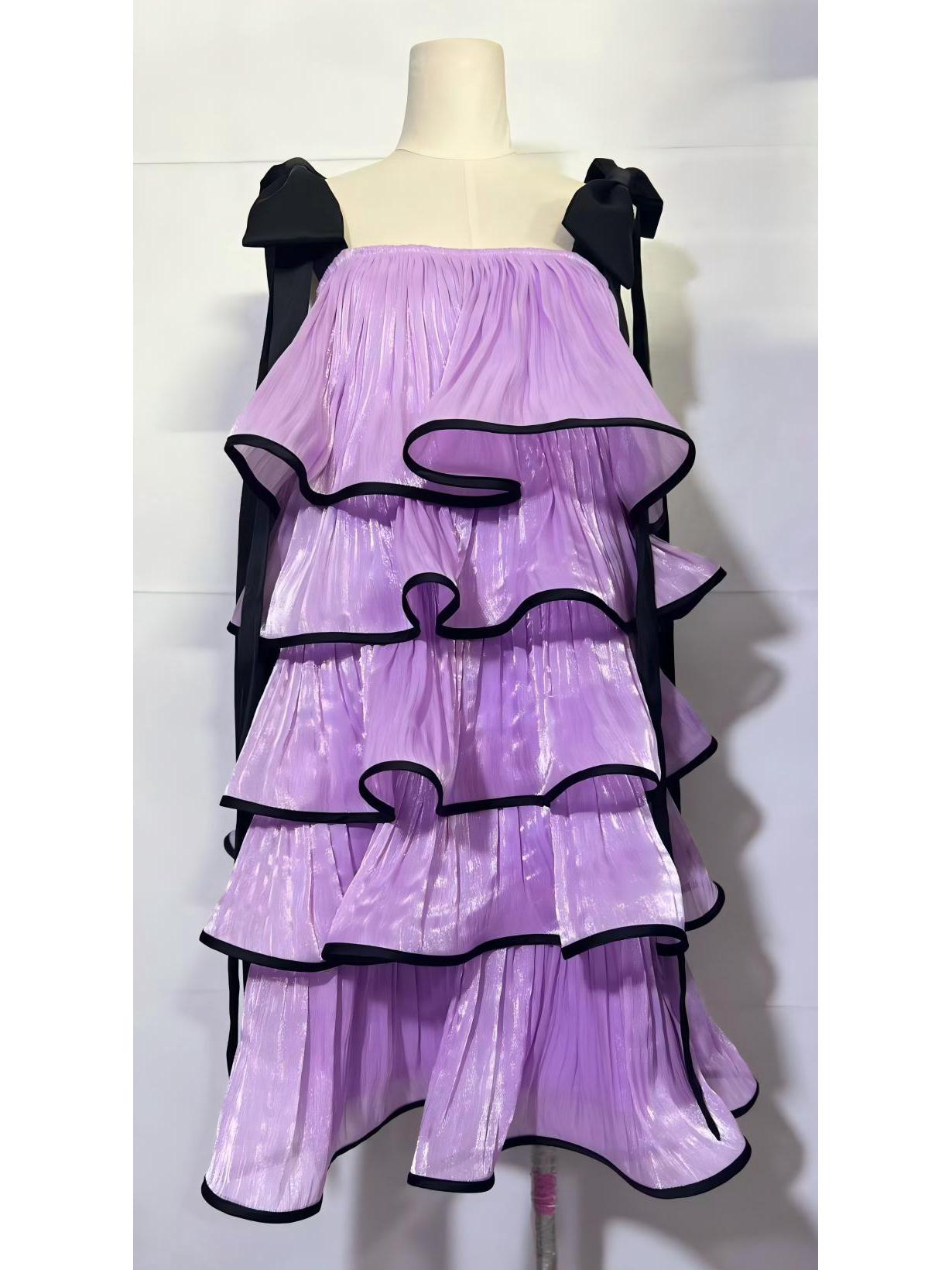 

Элегантное sleeveless платье в французском стиле с бантом, многослойной плиссировкой и цветочным контрастом. M