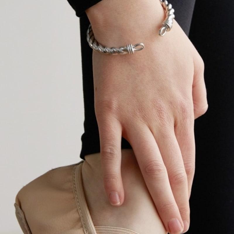 L U I R E Twist Bangle