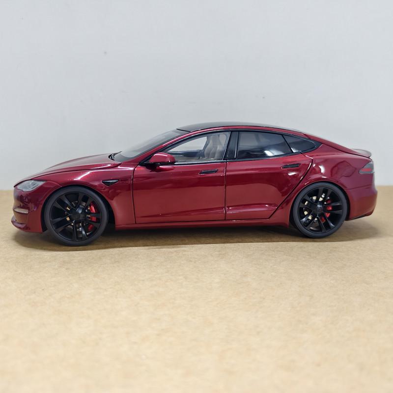 Original Tesla Model S Car Model Pure Electric 1:18 Alloy Fully Open Simulation Car Model In Stock Can Be Used For Collection