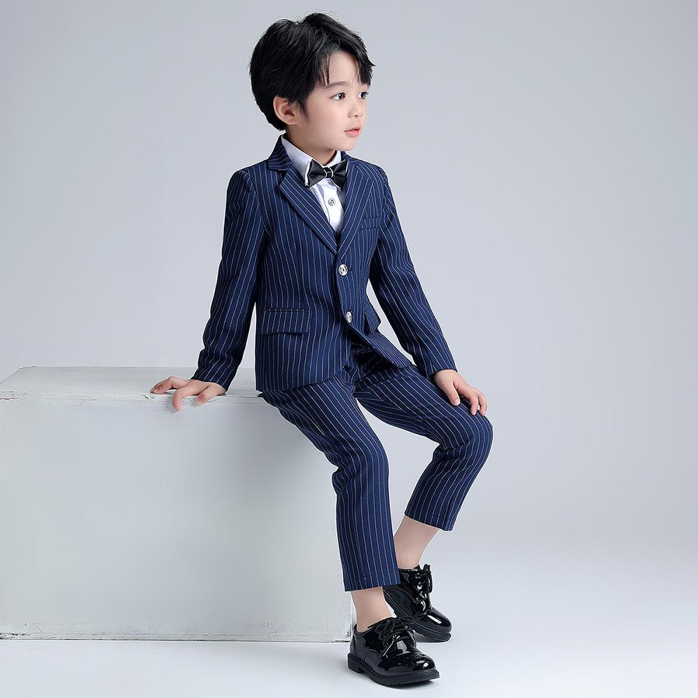 Costum frumos cu dungi din trei piese pentru băieți