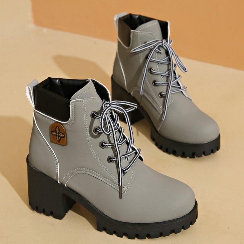 Fashion Women's Large-sized, Thick-heeled, Short-leg Dr. Martens Boots, Fashionable and Casual, Waterproof Platform Lace-up Leather Boot