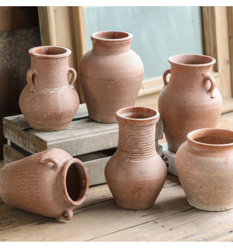 Handgefertigte rote Terrakotta-Vase im Wabi-Sabi-Stil mit doppelten Henkeln - Retro-Grobkeramik für Trockenblumen