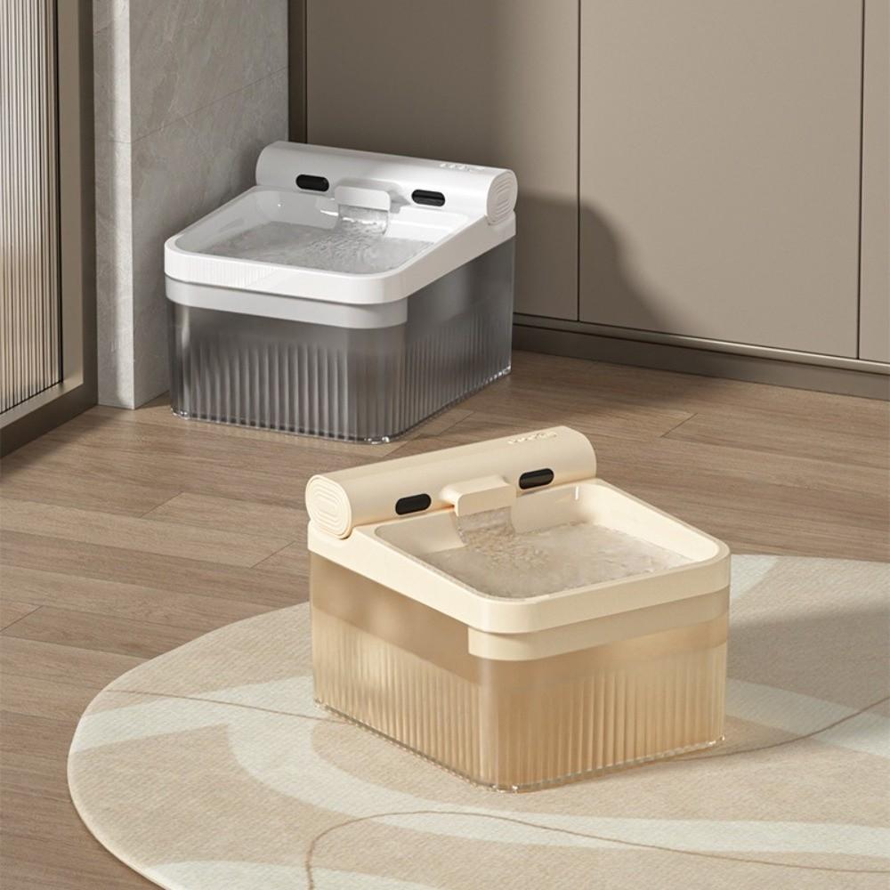 Dreifach gefilterter Katzen-Wasserbrunnen Automatischer Betrieb Leiser Betrieb USB Elektrischer Katzen-Trinkbrunnen Filterkreislauf Smart