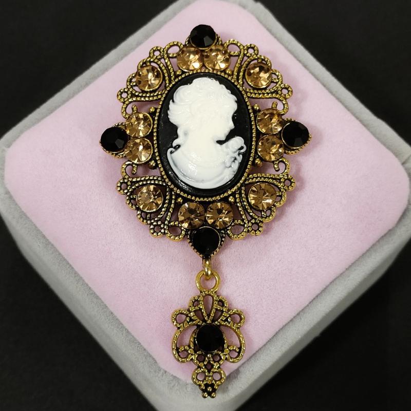 Retro Palace Style Medieval Beauty Head Brooch Exquisite Hollow Out Alloy Embossed Pin Men Women Clothing Accessories Gift