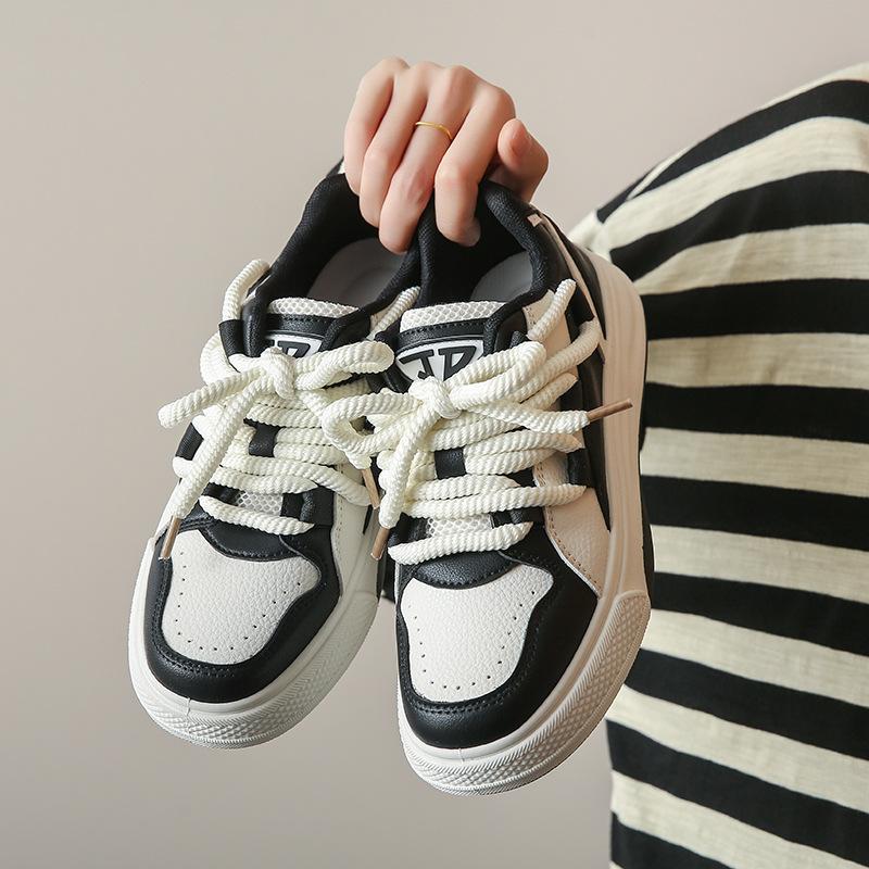 Internet celebrities ins board shoes women 2025 spring new popular student Hong Kong style board shoes leisure sports street shooting white shoes tide