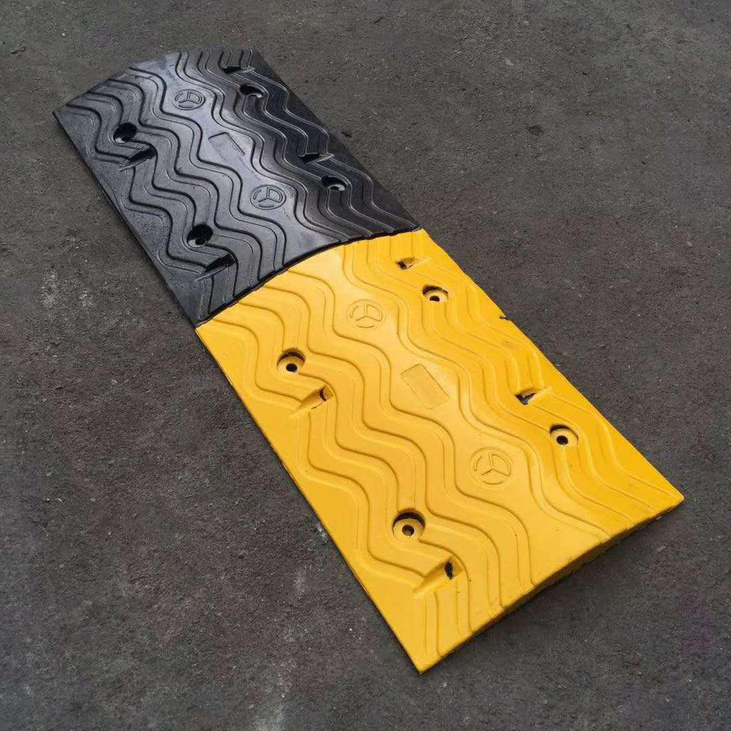 Rubber Speed Bump Curb Ramp Mat for Road, Parking, and Doorway Use