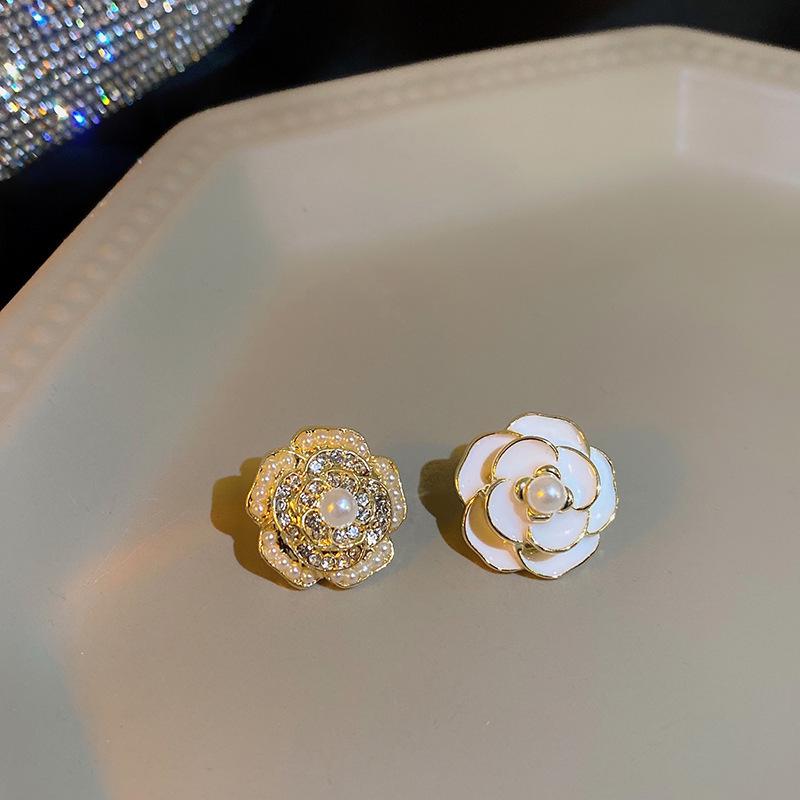 Boucles d'oreilles tendance haut de gamme en argent, cristal et perle 2023: Déclaration Exquise, Luxe Léger pour Femmes