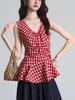 Dames Trendy Franse Rode Geruite Mouwloze V-hals Blouse: Chique Plissé Zomer Top met Taille-Cinchend Effect