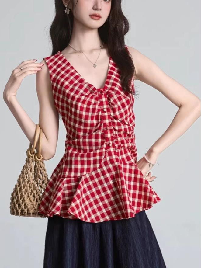 Damen Trendiges Französisches Rotes Karomuster Ärmelloses V-Ausschnitt Hemd: Schickes, taillierendes, plissiertes Sommeroberteil