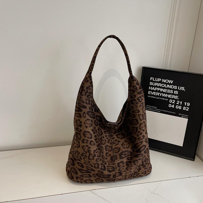 Korean Version of Matte Portable Tote Bag for Women's 2025 Autumn New Commuter High-value Fashionable Retro Underarm Shoulder Bag