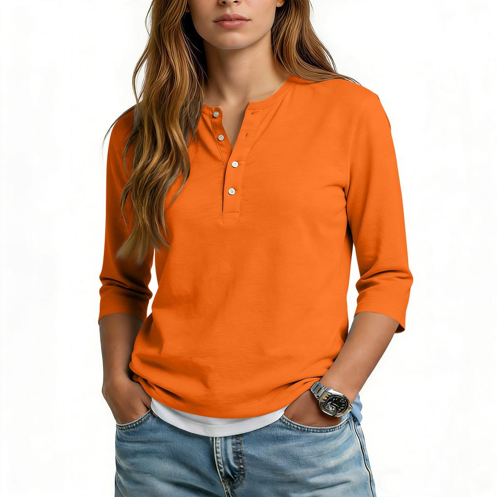 Camiseta informal de mujer con cuello en V, manga tres cuartos y botones decorativos.