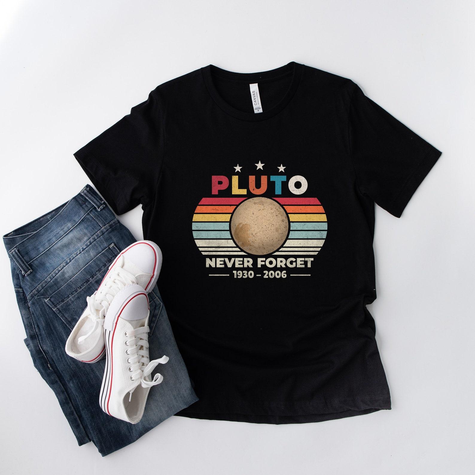 Pluto  Never Forget  T-Shirt: Funny Sarcastic Space Tee M