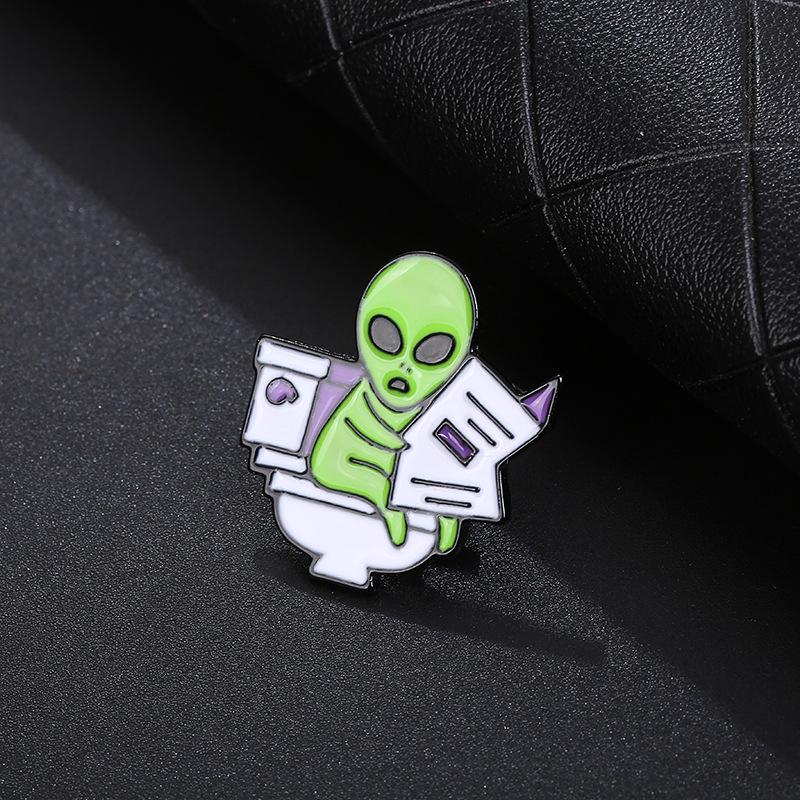 

ET Alien Reading Newspaper Halloween Brooch Pin - Cartoon Character Trendy Clothing Accessory