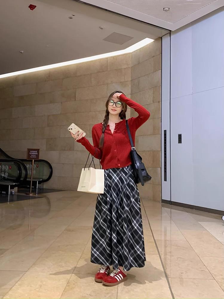 Women's Plaid Pleated Skirt - Slimming, Flaw-Hiding, Korean Style for Spring/Autumn 2025