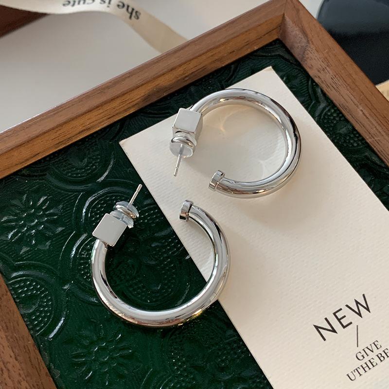 

Золотая буква C, кольцо, гладкий дизайн, холодный ветер, мода, легкая роскошь, высокое чувство, преувеличенный гвоздик.