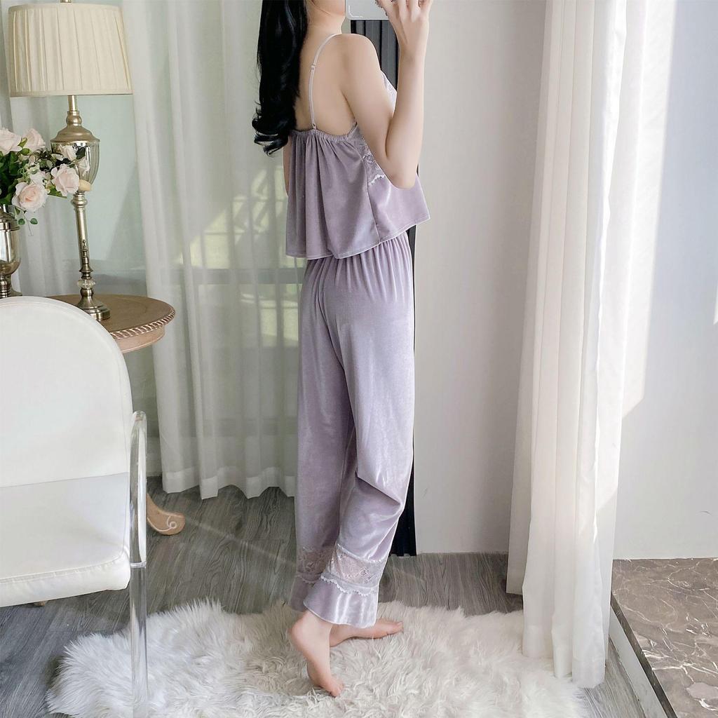 Zestaw trzyczęściowy: złoty aksamitny koronkowy top na ramiączkach i długie spodnie. Damska odzież domowa na jesień/zimę.