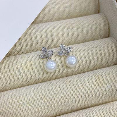 Light Luxury Leaf Pearl Earrings for Women's French Niche Design Exquisite Temperament Earrings