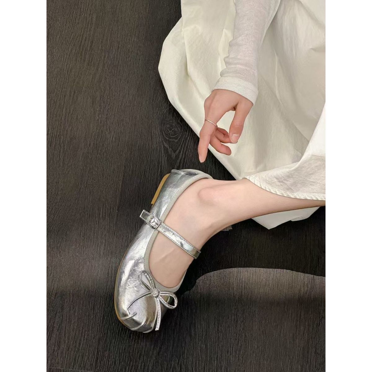 

2025 лето новые балетки женские французское слово с легким вырезом с юбкой одинарные туфли бант круглый носок мягкие 40 серебряный