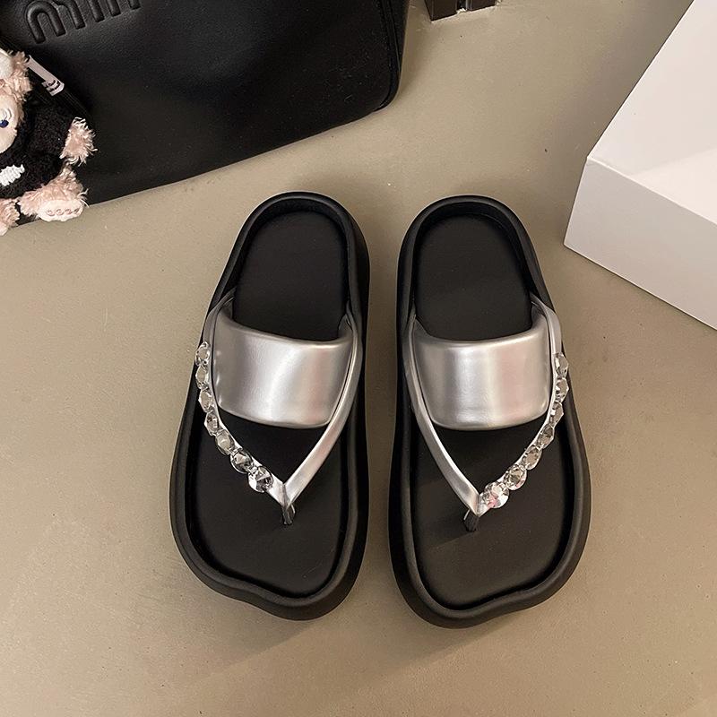 

Стразы толстая подошва крутые тапочки женские 2025 лето новые маффин удобные увеличение роста носок носить модные тапочки на одной перемычке 40 серебряный