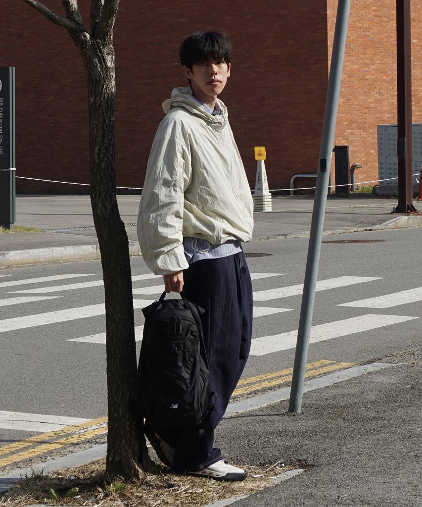 Placestudioman Hooded String Two-Way Zip-Up Nylon Windbreaker [Beige]