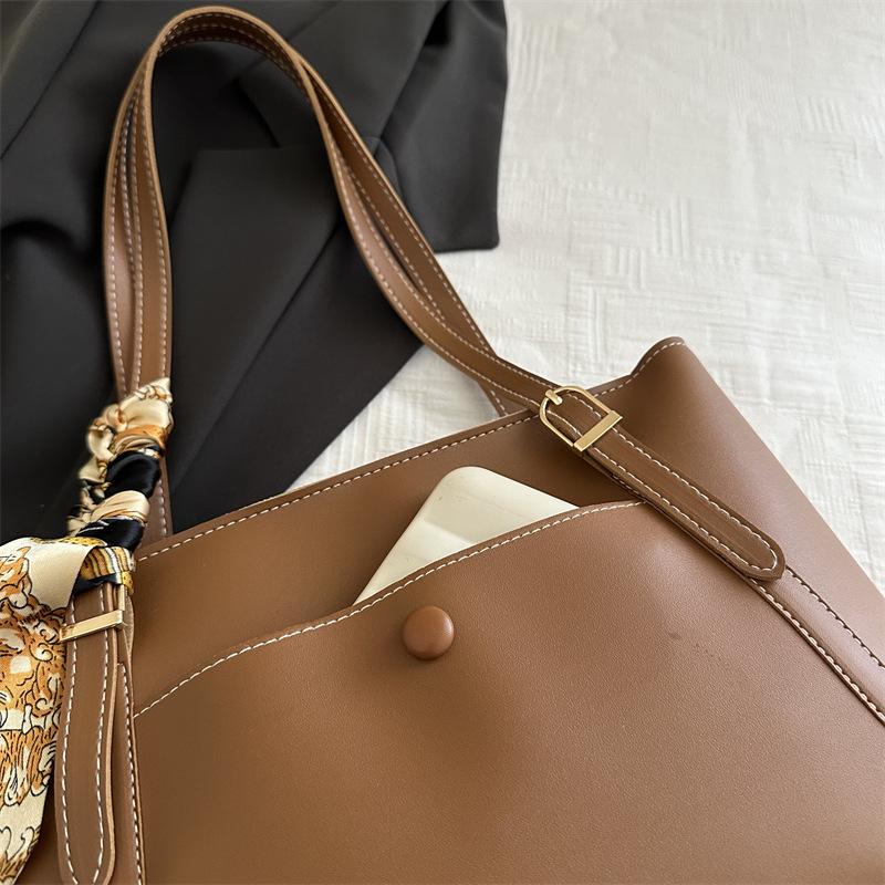 Large capacity portable underarm bag women's new simple casual shoulder bag commuter versatile messenger bag