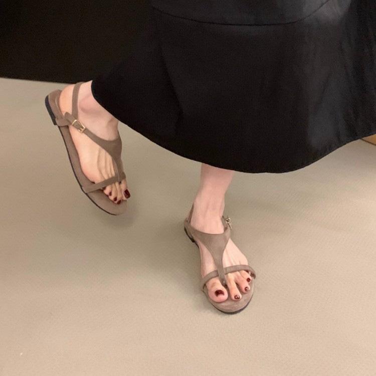 2025 Korean version of summer new fashion versatile toe niche flat sandals women wear beach retro Roman shoes