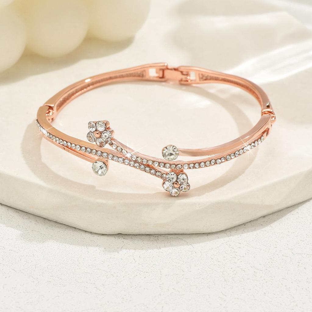 Diamond Bracelet, Fashion Temperament Hollow Love Geometric Bracelet Watch Accessories Simple Flower Bracelet