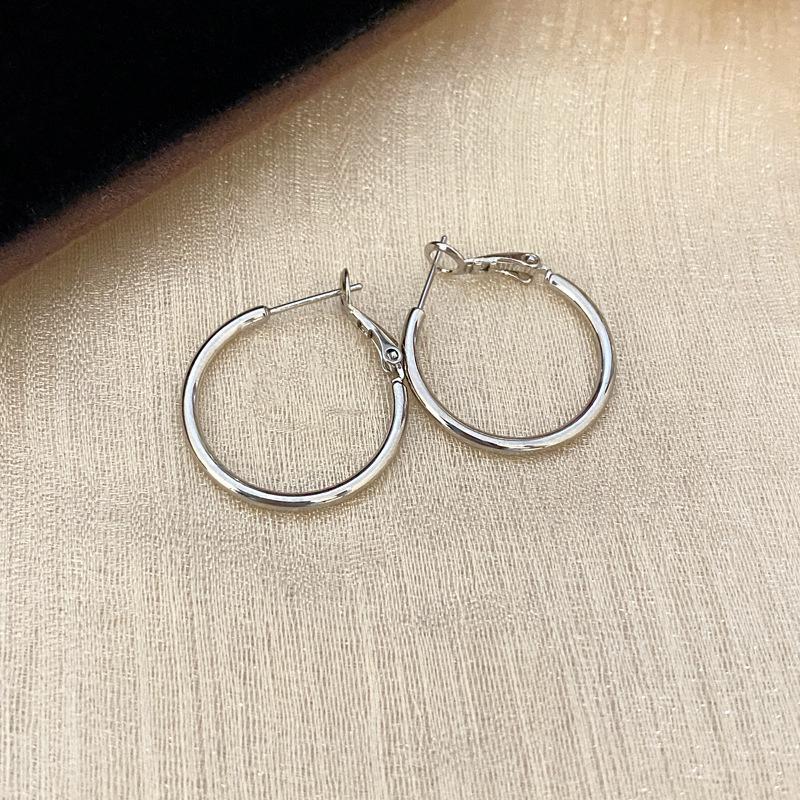Silver Needle Cold Wind Round Ring Earrings European and American Simple Exaggerated Atmosphere Earrings Fashionable Versatile Design Sense Earrings