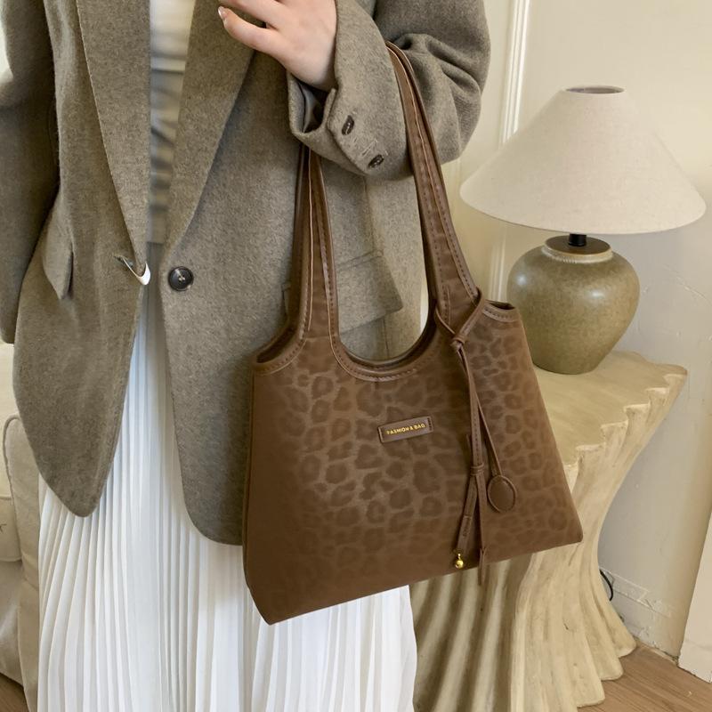

Retro leopard print underarm bag women s 2025 new autumn and winter handbag versatile shoulder bag commuter tote bag коричневый
