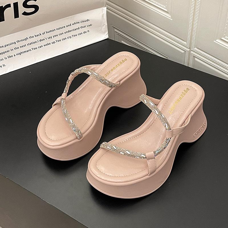 Thick-bottomed French rhinestone slippers for women's outer wear 2025 new summer retro comfortable versatile muffin bottom cool slippers