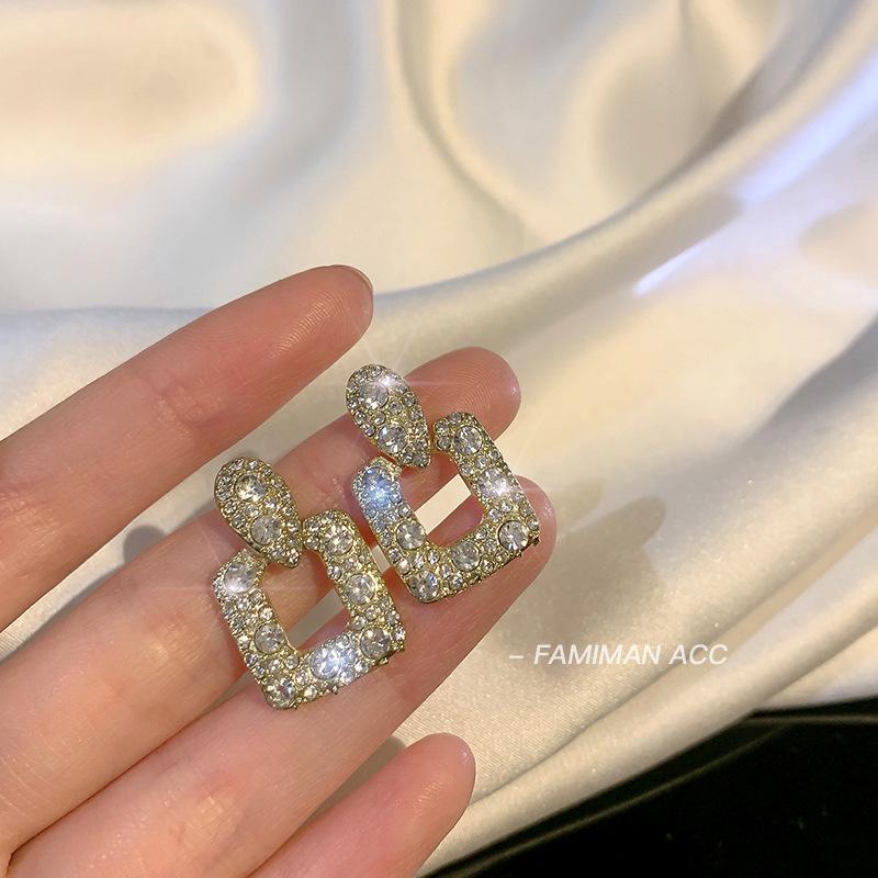 Boucles d'oreilles de luxe tendance 2024 accrocheuses pour femmes: Boucles d'oreilles à clous tendance et polyvalentes pour l'automne et l'hiver