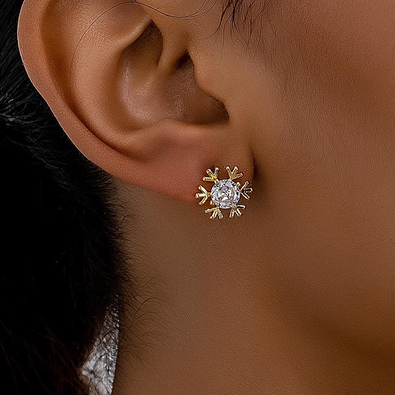 Copper-Plated 18K Gold Snowflake Zircon Stud Earrings - Shiny Christmas Gift for Women