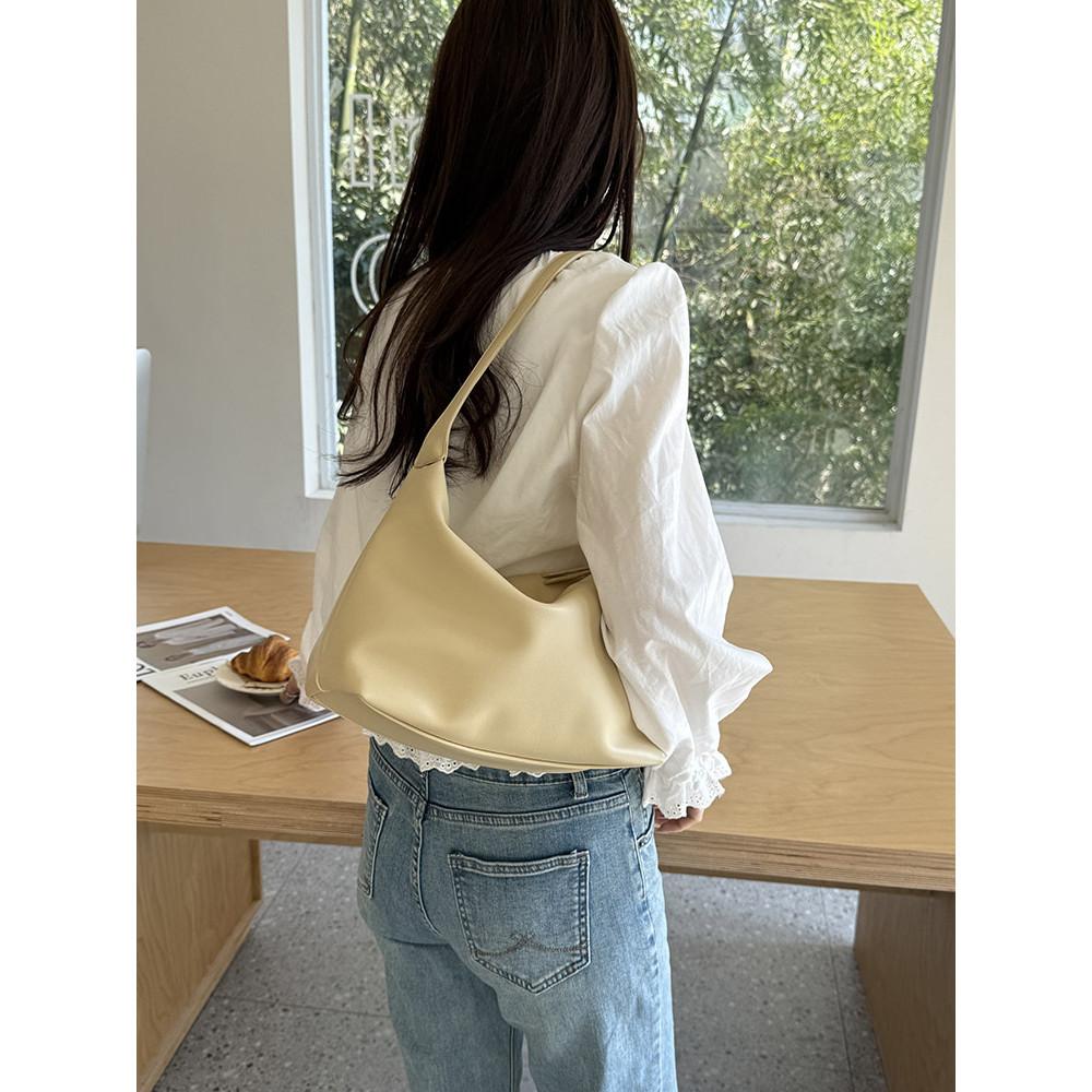 IELGY Korean version of simple underarm bag Joker commuter shoulder slung.