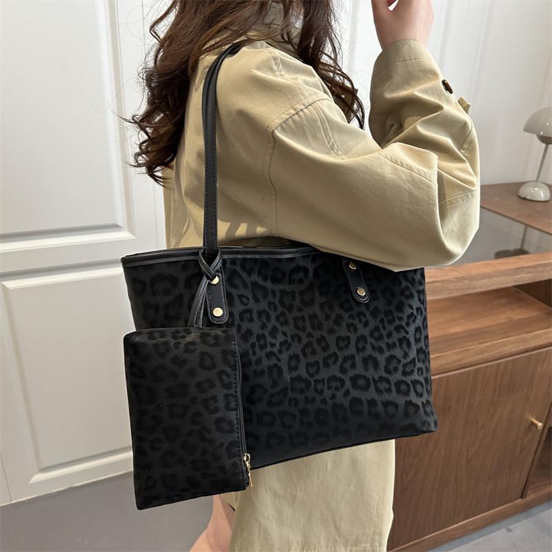 Street Style Leopard Print Tote Bag With Zipper Closure For Daily Use