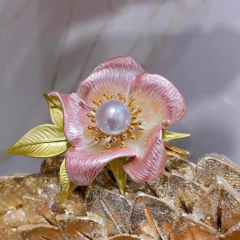 Schlichte Emaille-Blumenbrosche, elegante Perlenbrosche mit Temperament für Damen der Spitzenklasse, kleine duftende Anstecknadel, Anzugzubehör