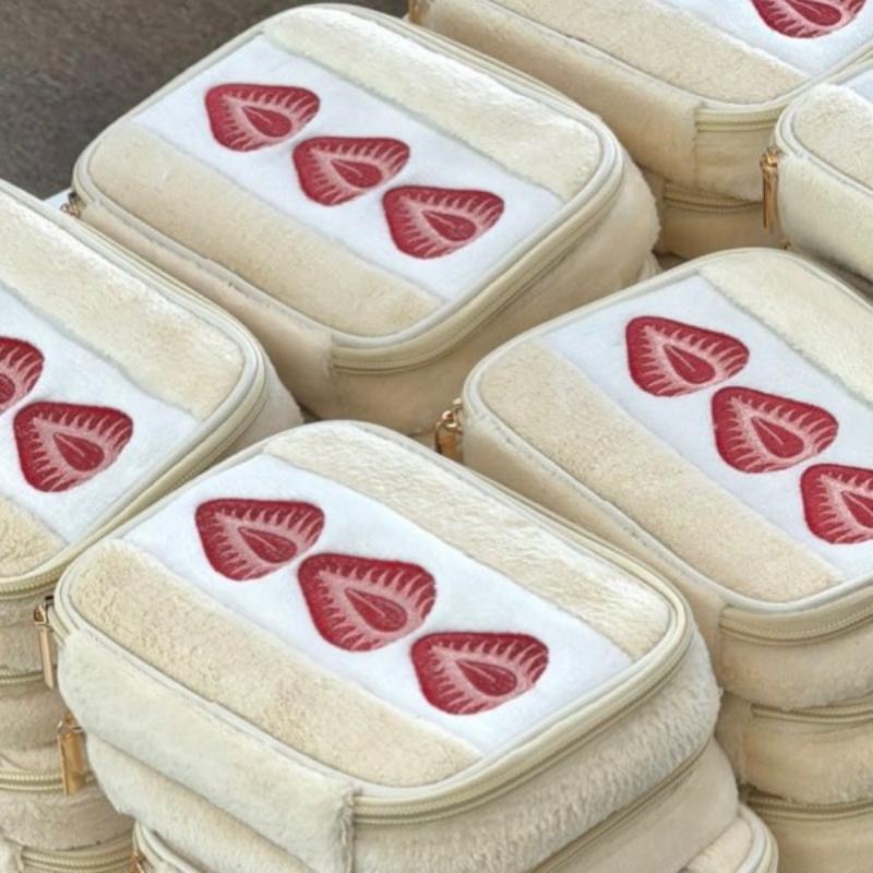 Tragbare Schreibwaren-Stiftebox Niedliches besticktes Erdbeer-Federmäppchen Multifunktionale große Kosmetiktasche Aufbewahrungstasche
