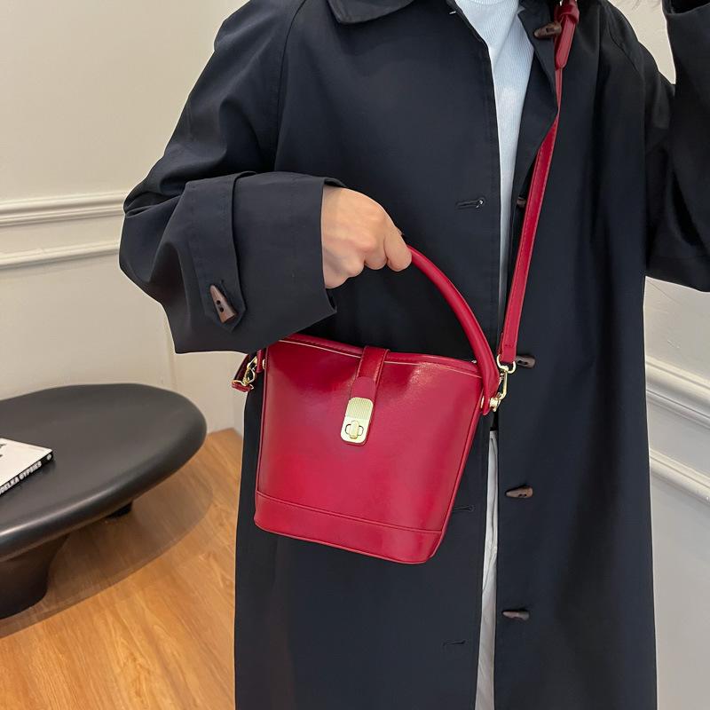 

Сумка корейский премиальный стиль универсальная сумка-ведро зима 2025 новая женская на плечо мессенджер маленькая сумка сумочка 15*10*17