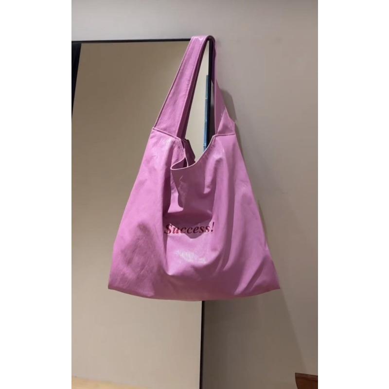 

Spring and summer new soft leather letter shoulder tote bag versatile commuter lazy wind shopping bag woman рожевий